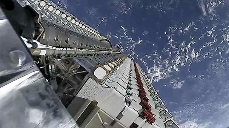 SpaceX -yhtiön Starlink-hanke lisää satelliittien määrää valtavasti. Niitä on jo lähes tuhat avaruudessa, eli kolmasosa toimivista satelliiteista.