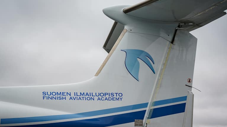 Koulutuslentokoneen pyrstö, jossa teksti "Suomen ilmailuopisto".