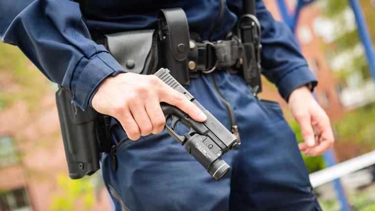 Poliisin virka-ase.