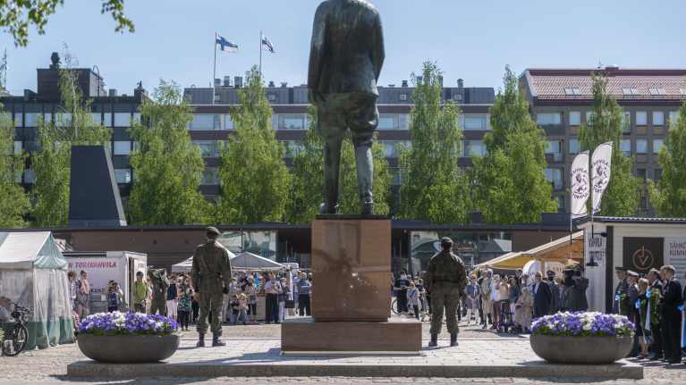 Puolustusvoimain lippujuhlan päivän 2021 tilaisuudessa maavoimien esikuntapäällikkö kenraalimajuri Markku Myllykangas laskee Puolustusvoimien seppeleen yhdessä Mikkelin varuskunnan päällikön everstiluutnantti Joni Volasen kanssa.