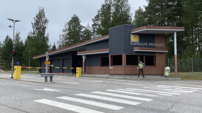 Kainuun prikaatin sisäänkäynnin portti. 