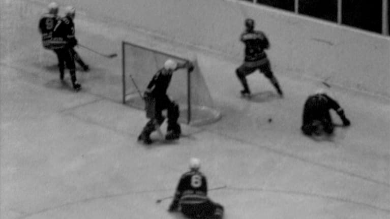 Mustavalkoinen kuva jääkiekko-ottelusta vuodelta 1965. 
