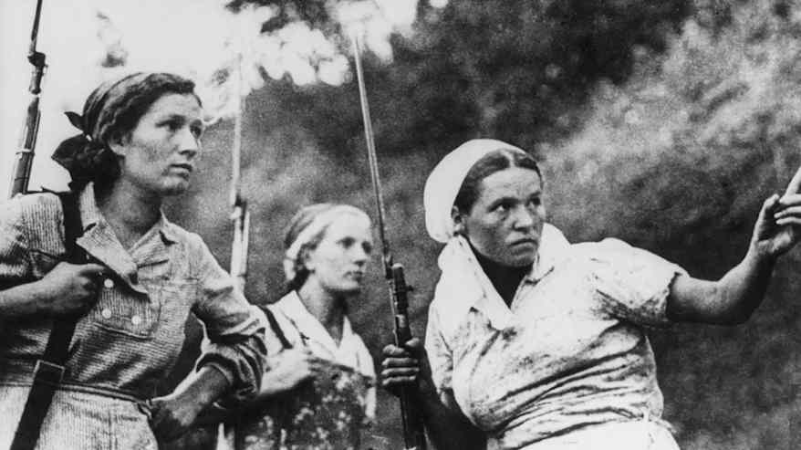 Kolme naispartisaania kivääreineen mustavalkoisessa kuvassa. Naisilla on kesävaatteet ja pistimet kivääreissä. 