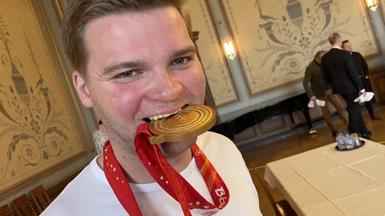 Kuvassa on Teemu Hartikainen ja olympiakultamitali.