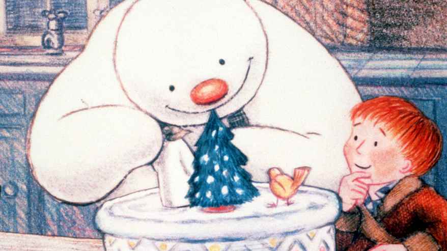 Lumiukko ja poika animaatioelokuvan pysäytyskuvassa.