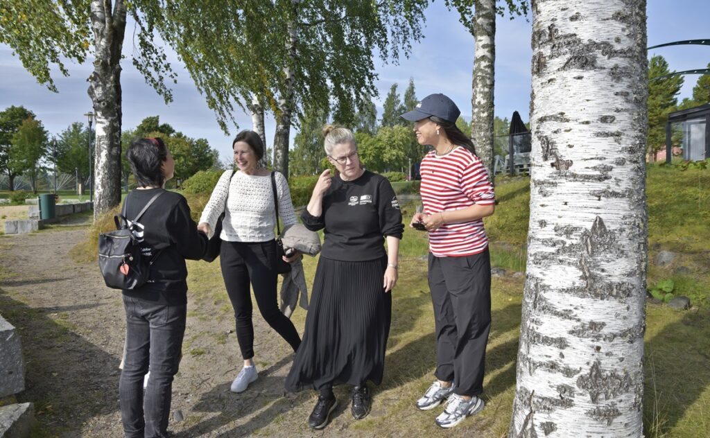 Geoparkin työntekijä Dju Nguyen (vas.) esittäytyy Visit Arctic Coastin Anu Kärnälle. Kuvassa myös Geoparkin Sari Hyttinen ja Visit Finlandin Lisa Li.
