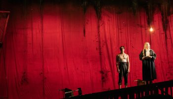 Arvio: Kansallisteatterin suurproduktio Täällä Pohjantähden alla on suurten tunteiden teatteria