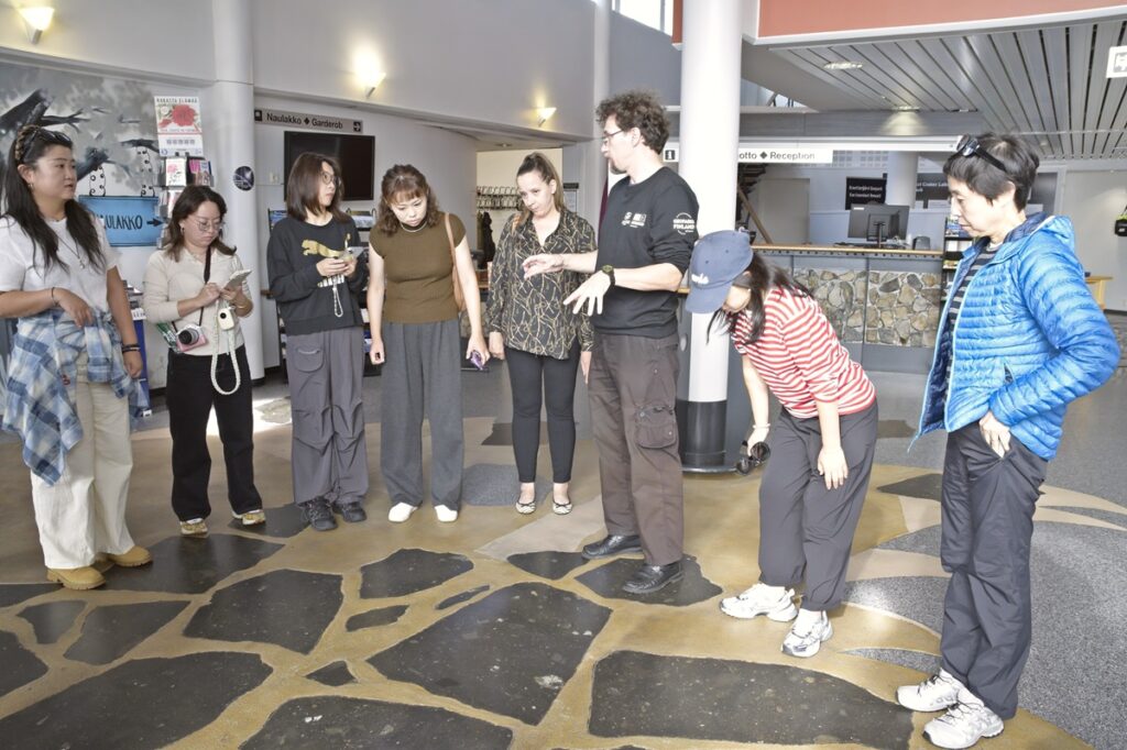 Geologi Teemu Öhman kertoo Kivitipun aulan kärnäiittikivisestä lattiasta.