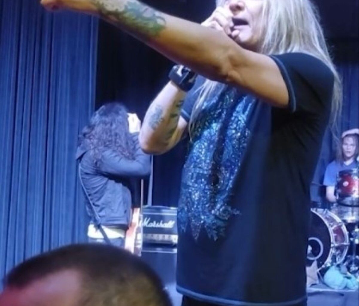 Video: Tulistunut Sebastian Bach heitti fanin ulos keikalta voimasanojen kera - "En ole mikään vitun apina"