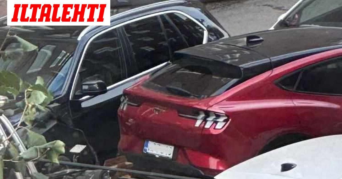 Poliisi hajotti Mustangin ikkunat Töölössä