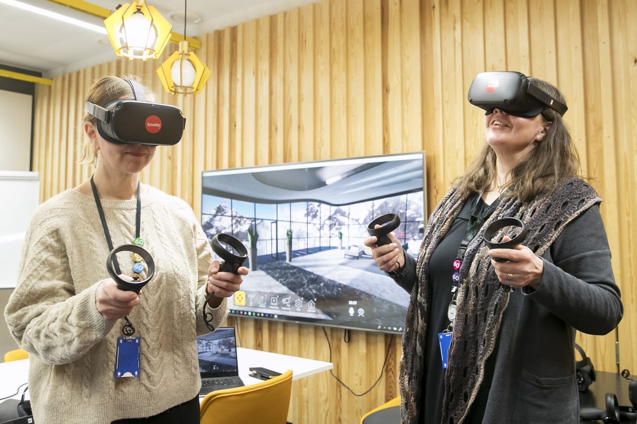 Paula Vaskuri (vas.) ja Virpi Väisänen katselivat maanantaina yhteisiä virtuaalimaailmoja VR-lasien läpi.