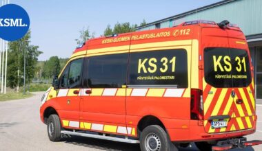 Henkilöauto ajautui valopylvääseen Jyväskylässä, aiheuttaa haittaa liikenteelle | Keski-Suomi