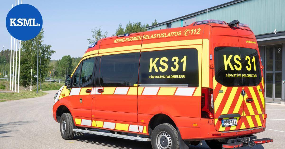 Henkilöauto ajautui valopylvääseen Jyväskylässä, aiheuttaa haittaa liikenteelle | Keski-Suomi