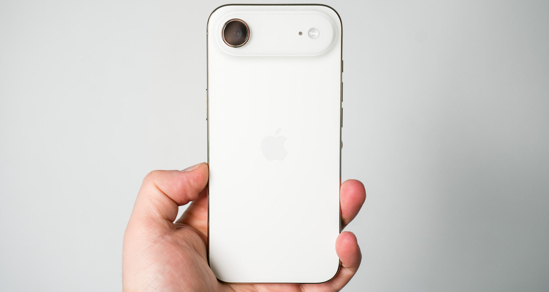 Taittuvanäyttöinen iPhone voi näyttää kahdelta yhteen liimatulta iPhone Airilta