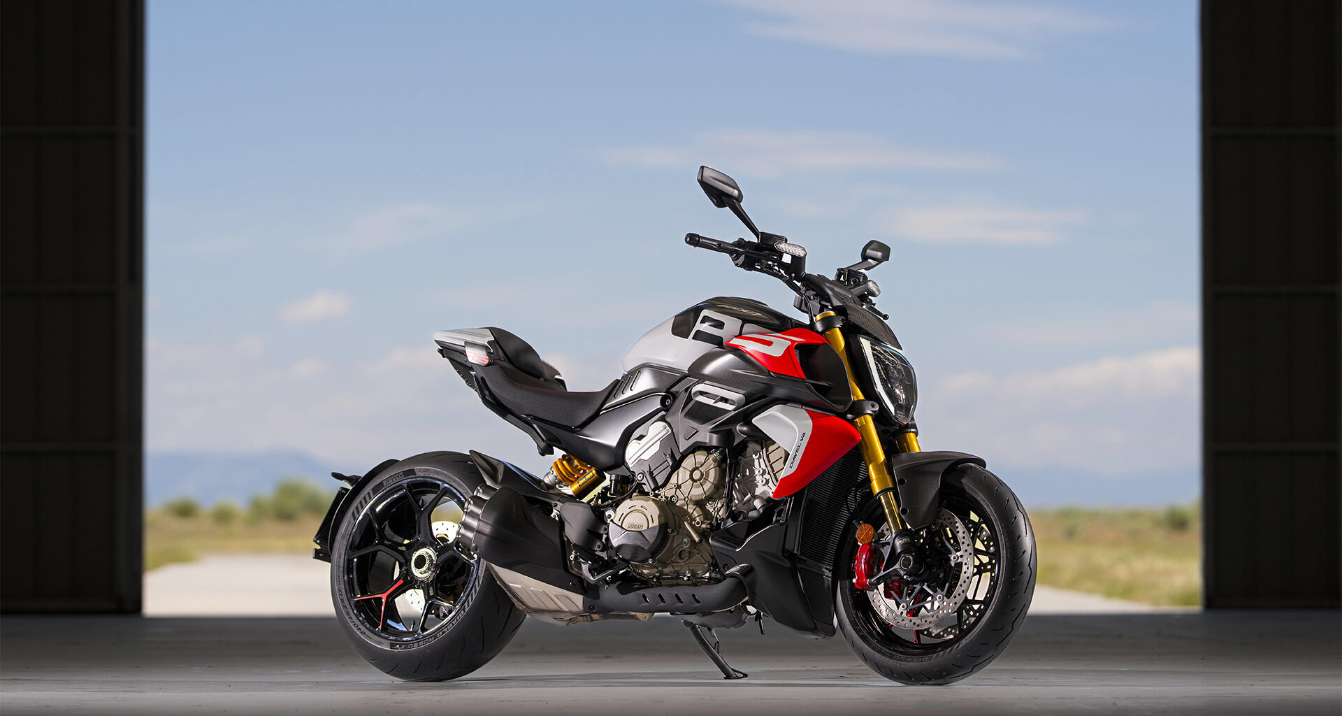 Ducati Diavel V4 RS – uutuusmalli pesee McLaren Arturon kiihdytyksessä
