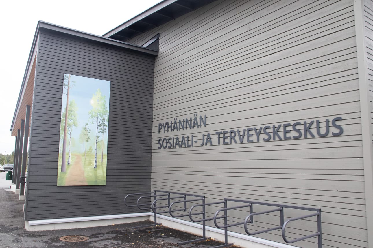 Pyhännän sosiaali- ja terveyskeskuksen ulkoseinään on valmistunut Pyhännän kunnan tilaama taulu, jonka on maalannut Pyhännältä lähtöisin oleva Beata Ervasti.