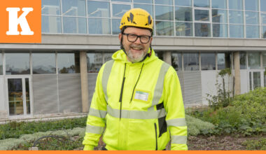 Sininen saari kasvoi pääkirjaston edustalle – Urho Kähkösen ympäristötaideteokseen tarvittiin yli 4 600 kasvia