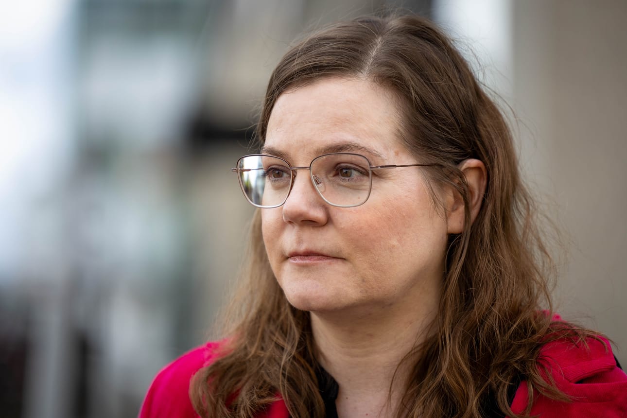 Heidi Heinosen esikoisromaani on satiirinen. Kirjailijan mukaan satiiri arvostelee ihmisten ominaisuuksia ja puutteellisuuksia sekä yhteiskunnallisia ilmiöitä.