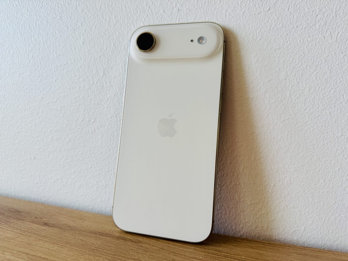 iPhone Air on takaa pelkistetty. Suuri osa sisäisestä tekniikasta näyttöä ja akkua lukuun ottamatta on pakattu yläosan kohoumaan.