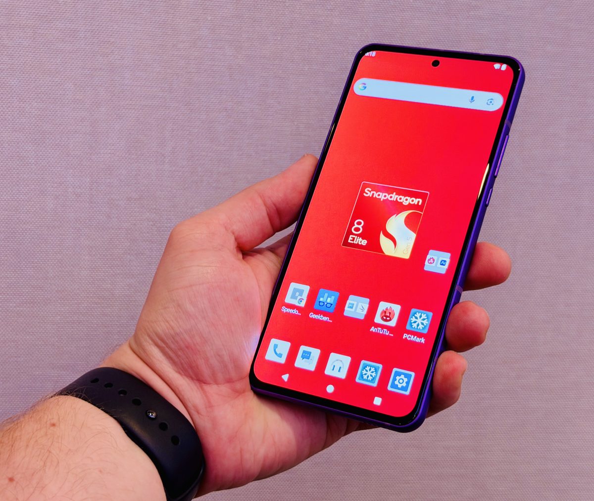 Snapdragon 8 Elite Gen 5:llä varustettu Qualcomm Reference Design -älypuhelin.