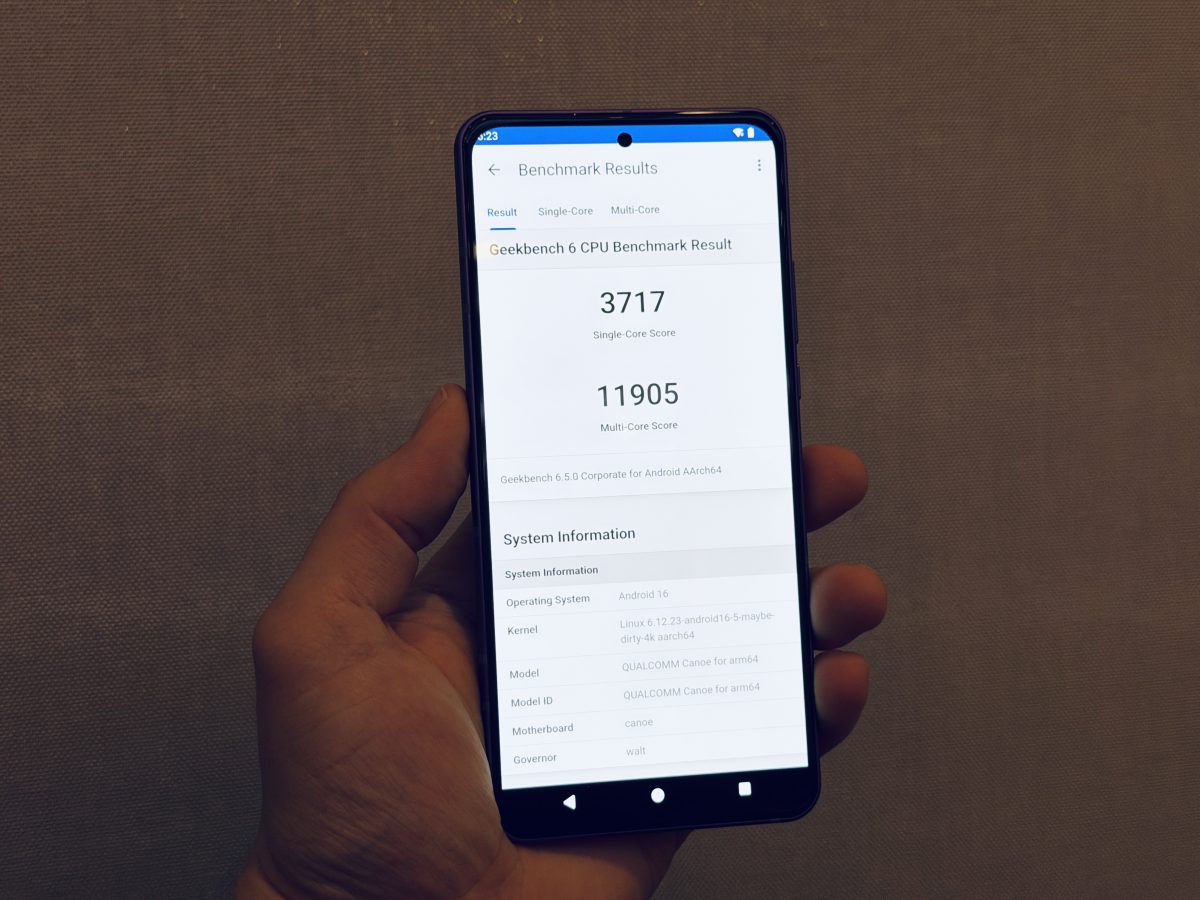 Snapdragon 8 Elite Gen 5:llä varustetun Qualcomm Reference Design -puhelimen GeekBench-tulokset.