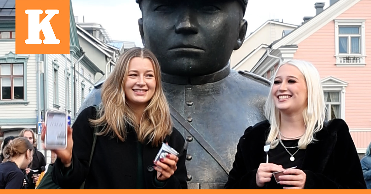 Yli sata nuorta kokoontui Oulun torille syömään vanukasta haarukalla – Katso video hyvän mielen tempauksesta