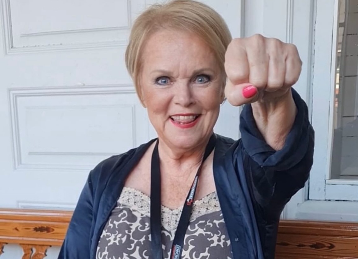 Katri Helena sai kultalevyn ja upean muistotaulun – katso