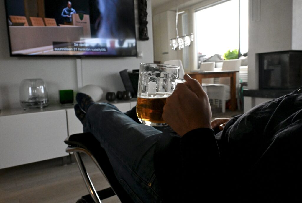 "Päättäjien on hyvä tiedostaa" – Tutkimus kertoo alkoholipolitiikan vapauttamisen karuista seurauksista suomalaisille