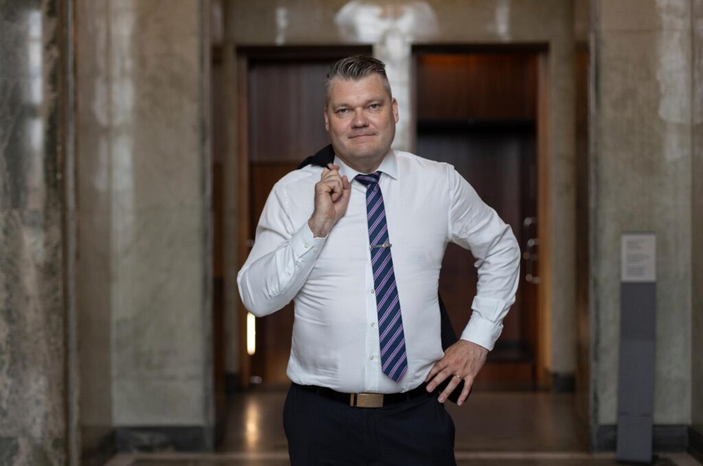 Keskustan Mikko Savola: Televisiokanavien oltava kaikkien kansalaisten saavutettavissa