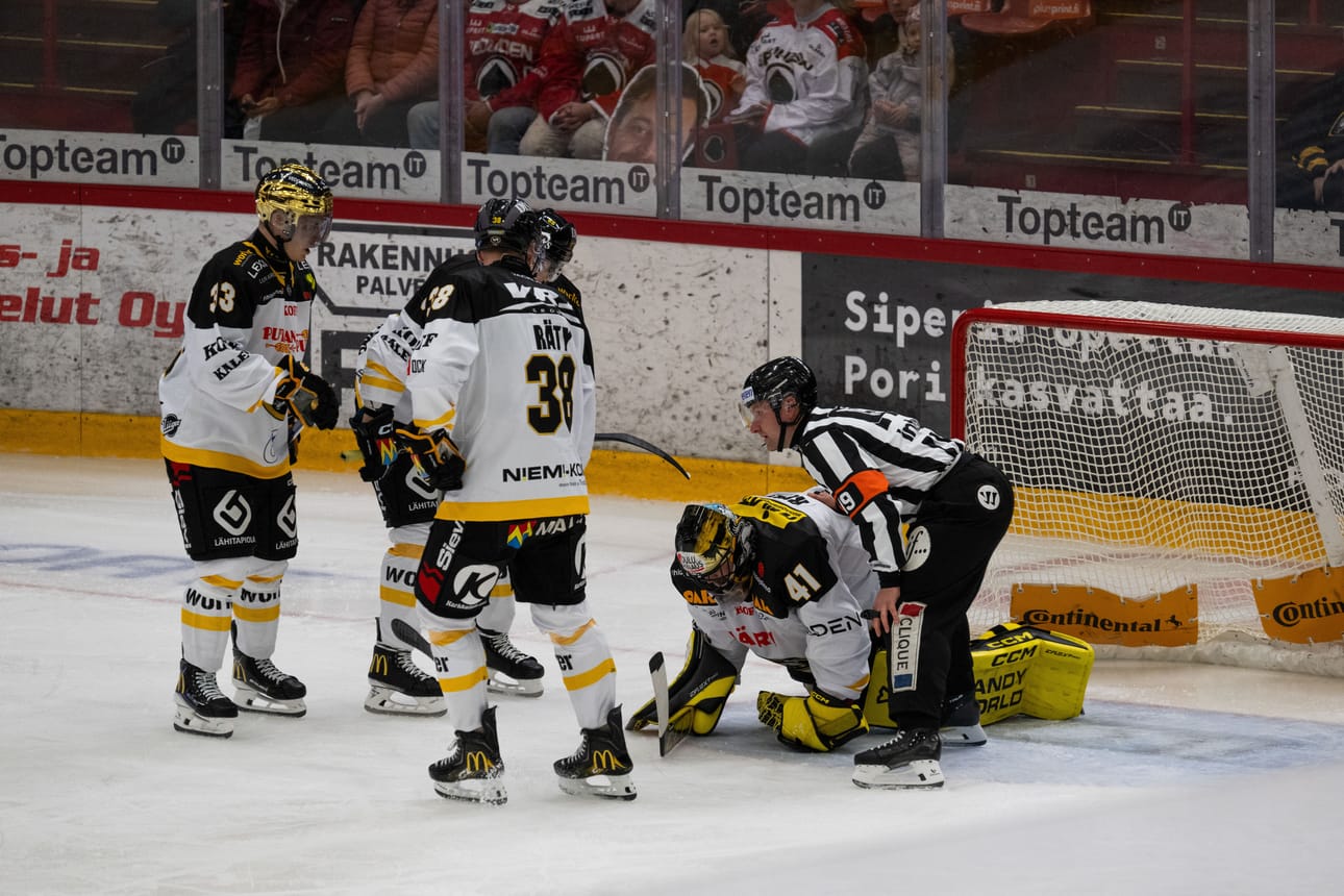 Kärppien maalivahti Niklas Rubin loukkaantui Porin Ässiä vastaan pelatussa ottelussa lauantaina.