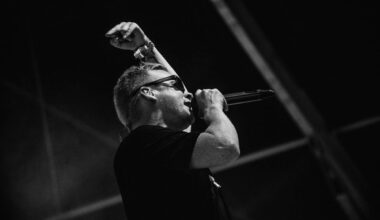 Rap-artisti Redrama yllättää: vierailee kotimaisen metallibändin uudella singlellä