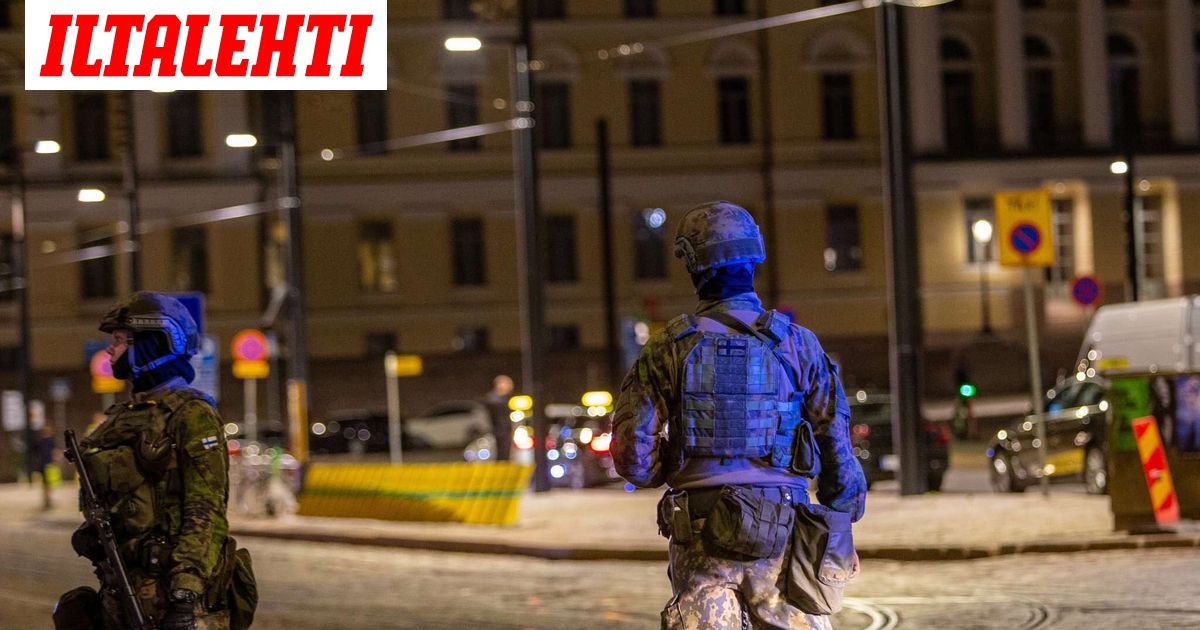 Sotilasharjoitus yöllä Helsingin ydinkeskustassa