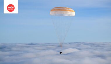 Sojuz MS-26 -avaruusalus, jonka kyydissä Expedition 72:n NASA:n astronautti Don Pettit ja Roscosmosin kosmonautit Aleksei Ovtšinin ja Ivan Vagner, laskeutuu syrjäiselle alueelle Kazakstanissa.