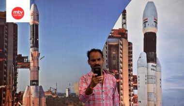 Vierailija ottaa selfietä Intian avaruustutkimusjärjestön (ISRO) ADITYA L-1 -raketin laukaisun aikana syyskuussa 2023.