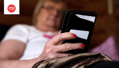 Jo lähes puolet suomalaisista lukee sanomalehtensä pelkästään digitaalisena.