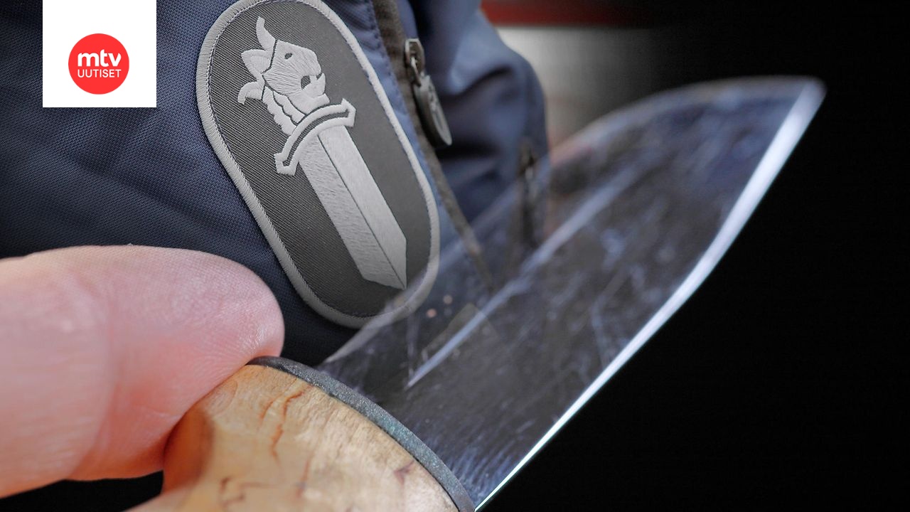 Poliisi on aiemmin kertonut, että epäilty jätti syömänsä ruoan maksamatta ja puukotti ravintolan edustalla työntekijää, joka oli lähtenyt asiakkaan perään. Kuvituskuvaa.