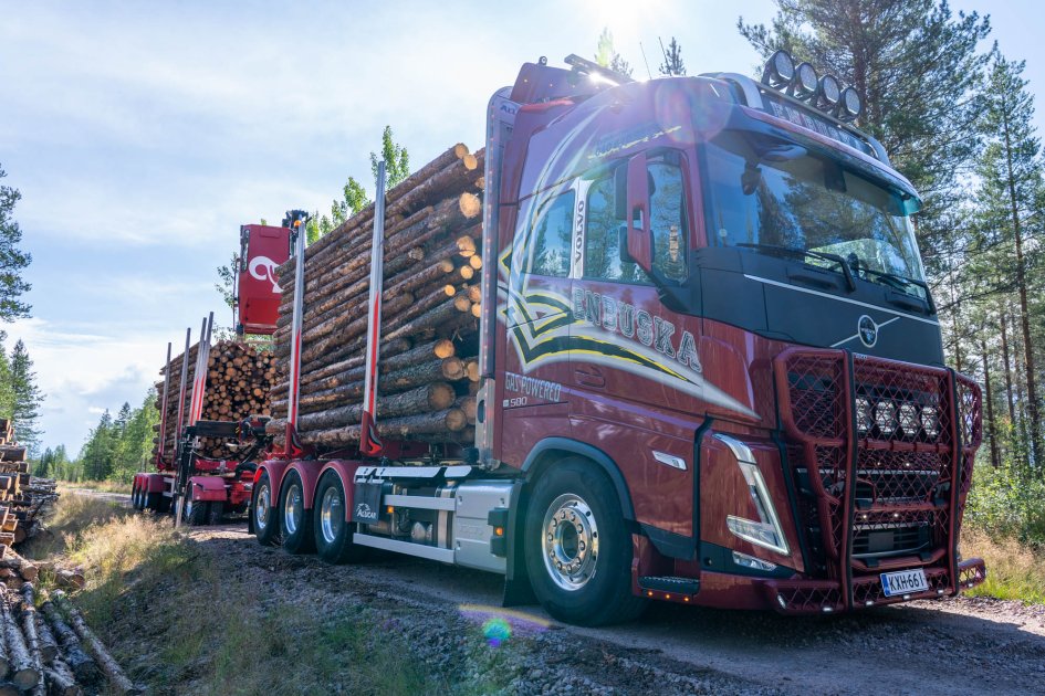 Metsähallitus vähentää puunkuljetustensa päästöjä – toinen biokaasuauto käyttöön Lapissa