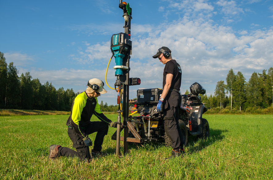 Näytteenottoa viljelykäytössä olevalta vertailupellolta. (Kuva: Petri Valoaho)
