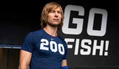 Nyt Disney Plussassa: Glen Powell muuntautuu lähes tunnistamattomaksi uudessa urheilukomediassa