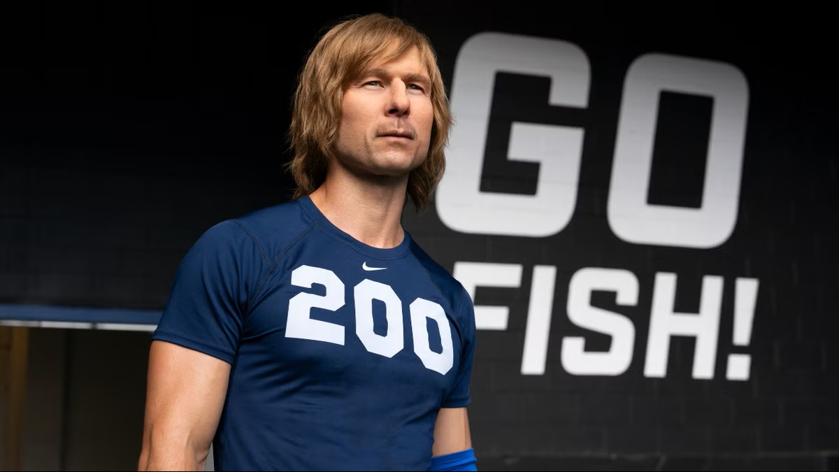 Nyt Disney Plussassa: Glen Powell muuntautuu lähes tunnistamattomaksi uudessa urheilukomediassa