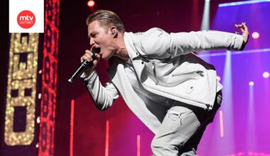 Jare Tiihonen laukoo suorat sanat westendiläisistä kirjassaan