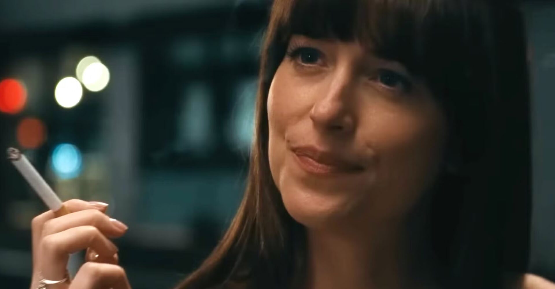 ”Näemme lävitsesi”: Dakota Johnsonin festariasu ei paljoa peitellyt