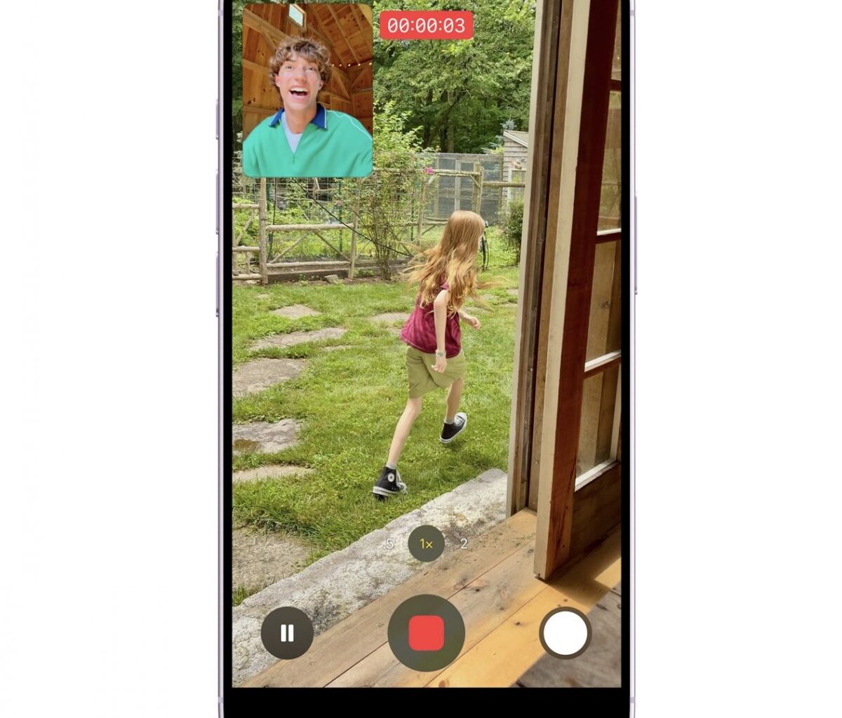 Kaksoisotto-toiminto uusissa iPhoneissa mahdollistaa videon kuvaamisen samanaikaisesti taka- ja etukameralla.