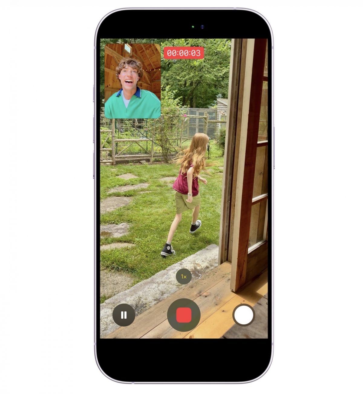 Kaksoisotto-toiminto uusissa iPhoneissa mahdollistaa videon kuvaamisen samanaikaisesti taka- ja etukameralla.