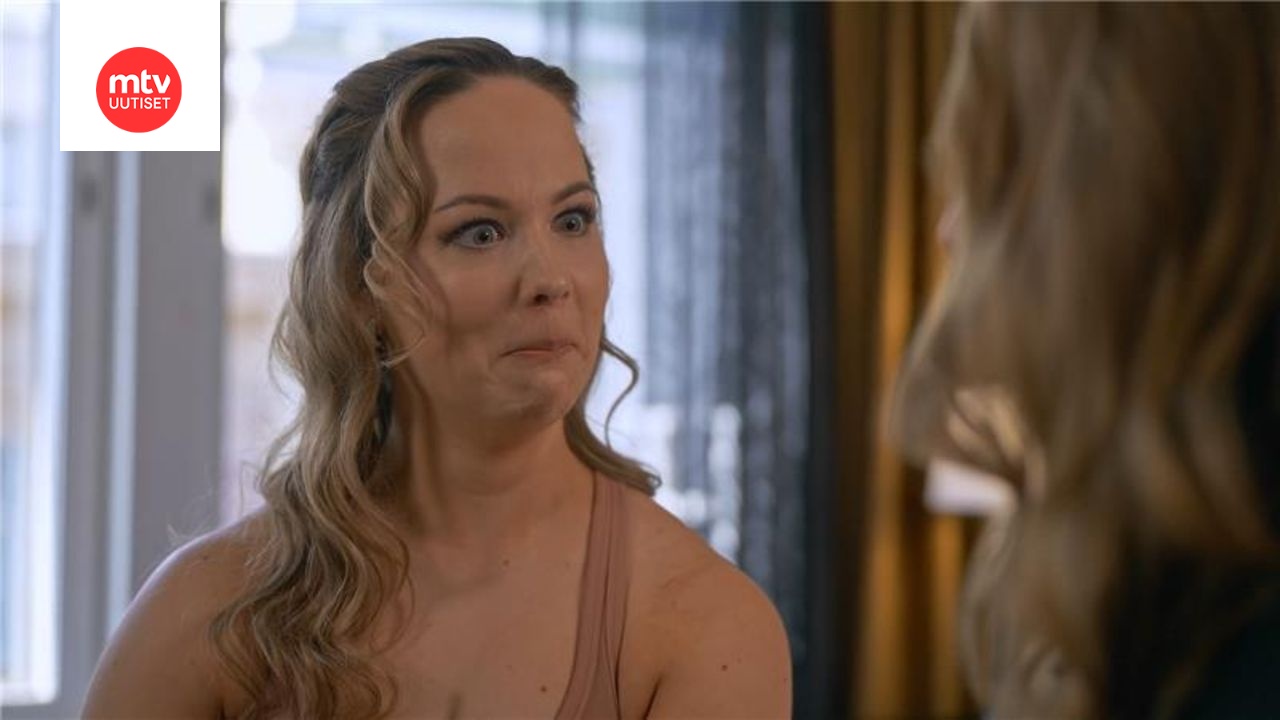 Julia hämmästyy Artun ääniviestistä.