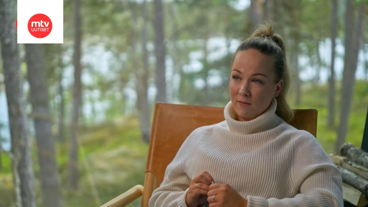 Julia on harmissaan Artun hänelle esittämistä kommenteista.