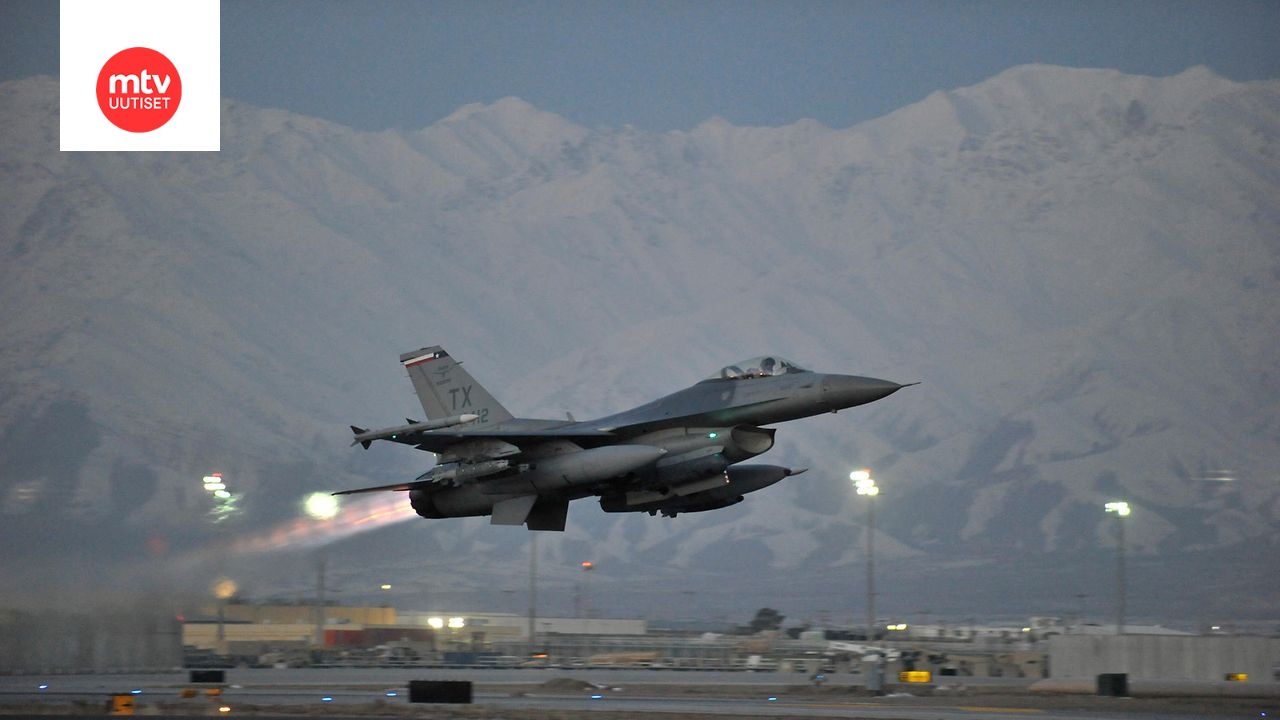 F-16 -hävittäjä nousee Afganistanissa Bagramin lentotukikohdasta vuonna 2014.