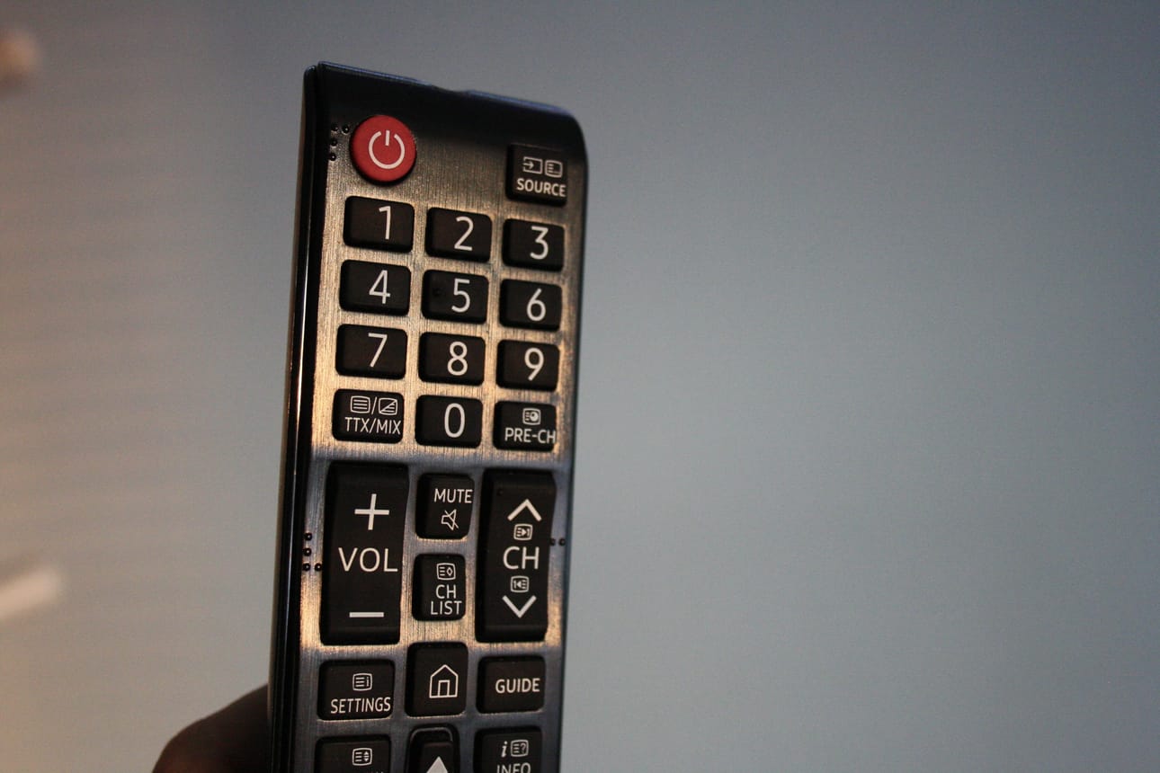Huoltotyöt katkovat radio- ja tv-lähetyksiä. Kuvituskuva.