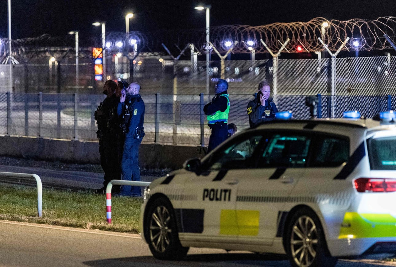 Tanskan poliisi oli paikalla Kööpenhaminan lentokentällä maanantai-iltana selvittämässä droonihavaintoja.