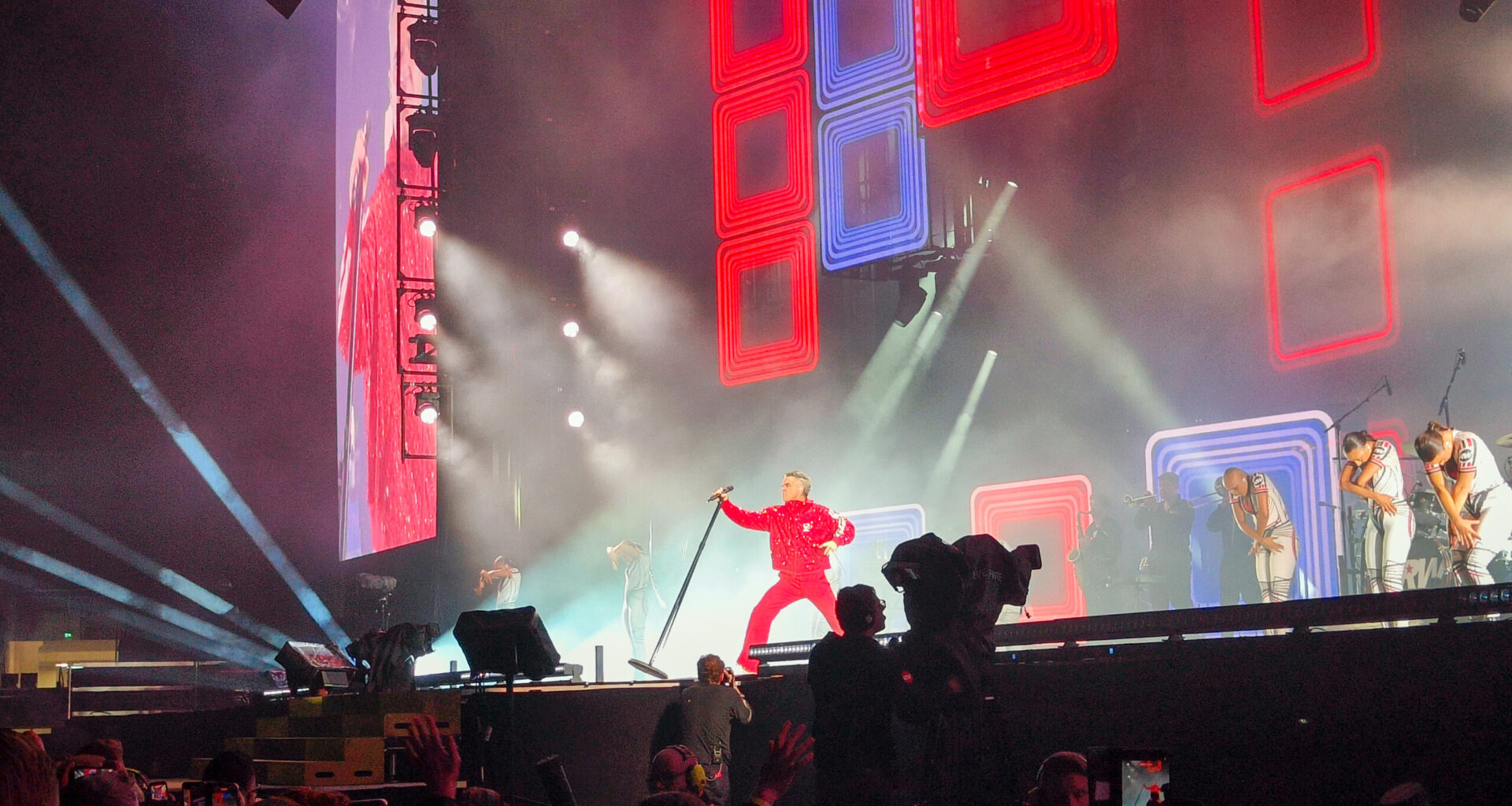 Livearvio: Robbie Williams oli Olympiastadionilla tuttu pöyhkeä, itseriittoinen ja äärimmäisen viihdyttävä itsensä